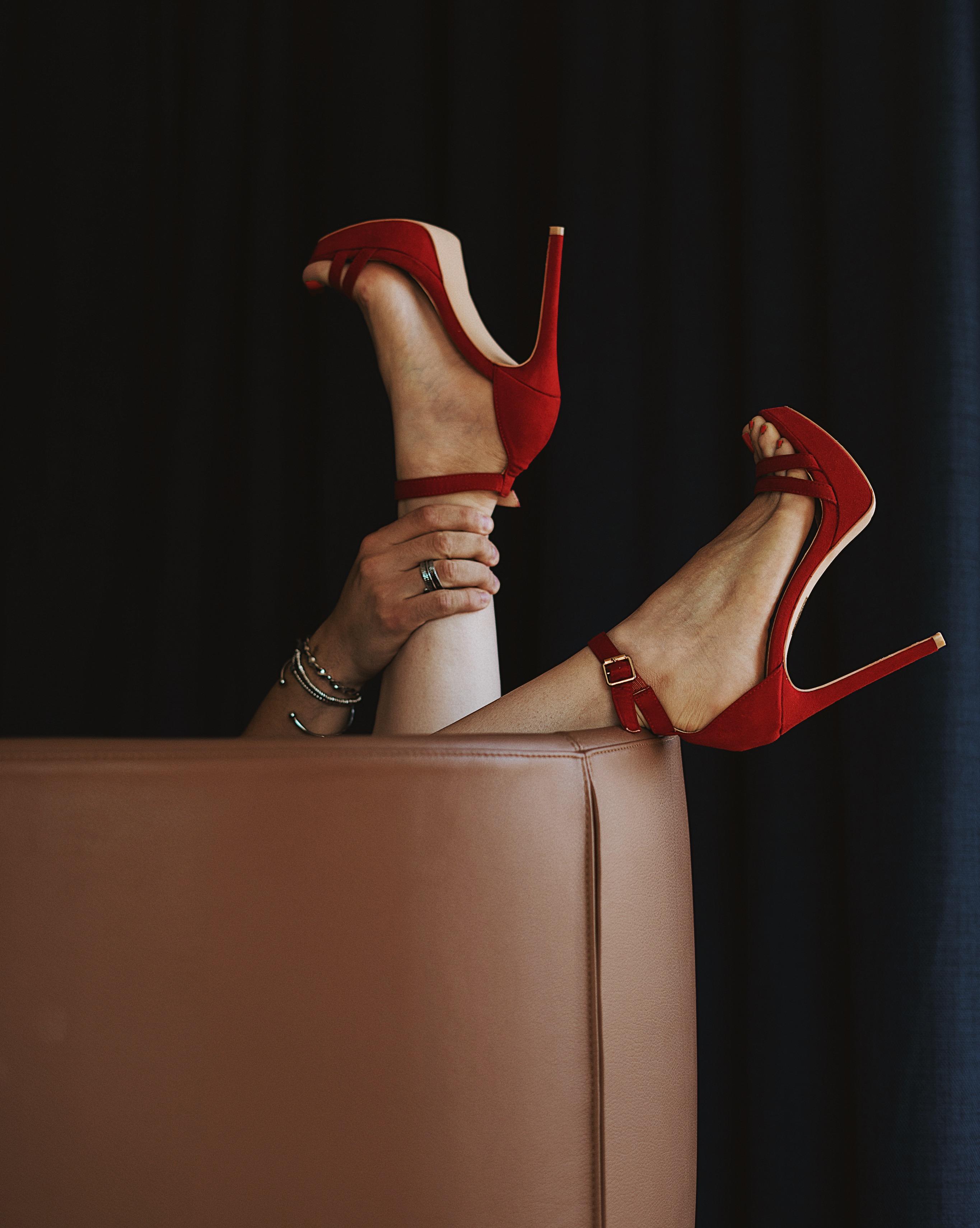 Hotel Gatsby Atenas Exterior foto A woman wearing red high-heeled shoes